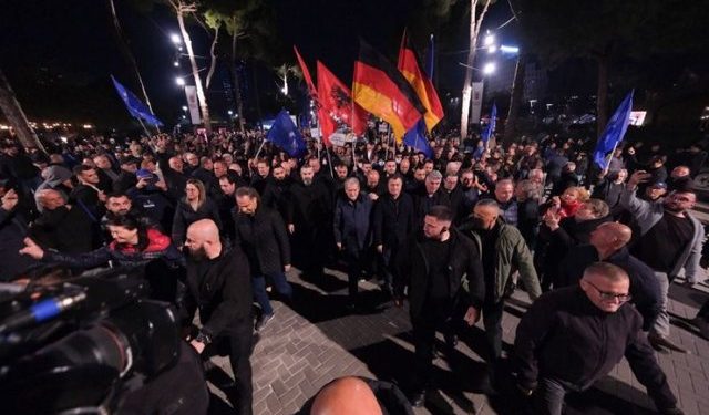 Opozita ‘zbret’ në shesh, sot protesta kombëtare para Kryeministrisë