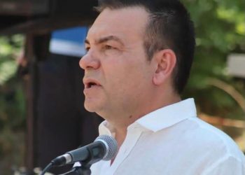 Përkujtimorja për Abaz Kupin/ Artur Roshi: Mazhoranca ka instaluar një “diktaturë amorfe”, vota e lirë është zgjidhja