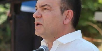 Përkujtimorja për Abaz Kupin/ Artur Roshi: Mazhoranca ka instaluar një “diktaturë amorfe”, vota e lirë është zgjidhja