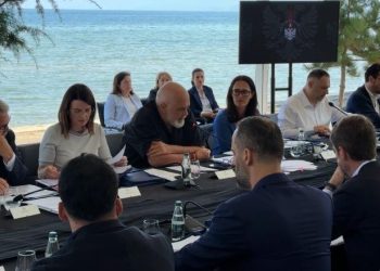 “Besë e përdhosur! E keni shitur vendin”/ Rama publikon pamjet nga Pogradeci, qytetarët shpërthejnë në komente