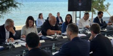 “Besë e përdhosur! E keni shitur vendin”/ Rama publikon pamjet nga Pogradeci, qytetarët shpërthejnë në komente