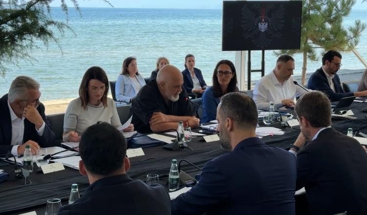 “Besë e përdhosur! E keni shitur vendin”/ Rama publikon pamjet nga Pogradeci, qytetarët shpërthejnë në komente