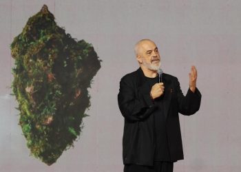 “Idiotë të verbuar nga pushtetit”/ “The Albanian Files” trazon Holandën, arkitektët që punuan me Ramën përballen me kritika të forta