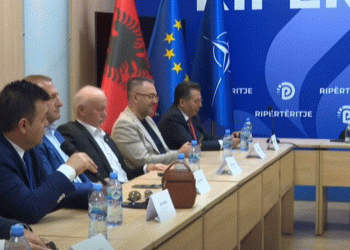 Artur Roshi në tryezën e partive politike: Opozita duhet të marrë në dorë protestat…
