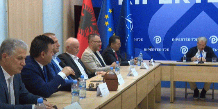 Artur Roshi në tryezën e partive politike: Opozita duhet të marrë në dorë protestat…