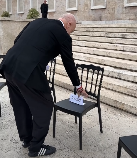Studentët e refuzuan, Rama vijon sërish me karriget e “monologut”